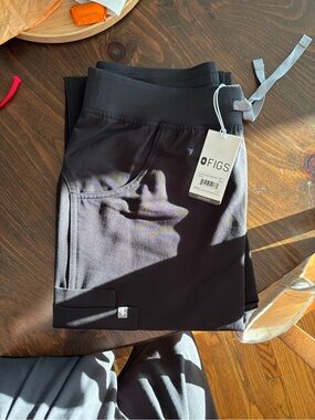 NWT Figs Kade cargo scrub pant